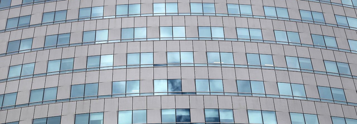 Glasfassade an einem Bürohaus (Archiv)