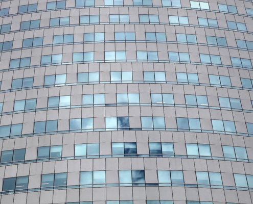 Glasfassade an einem Bürohaus (Archiv)