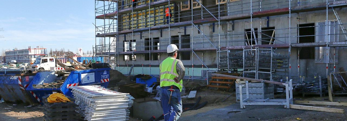 Bauarbeiter auf Baustelle (Archiv)