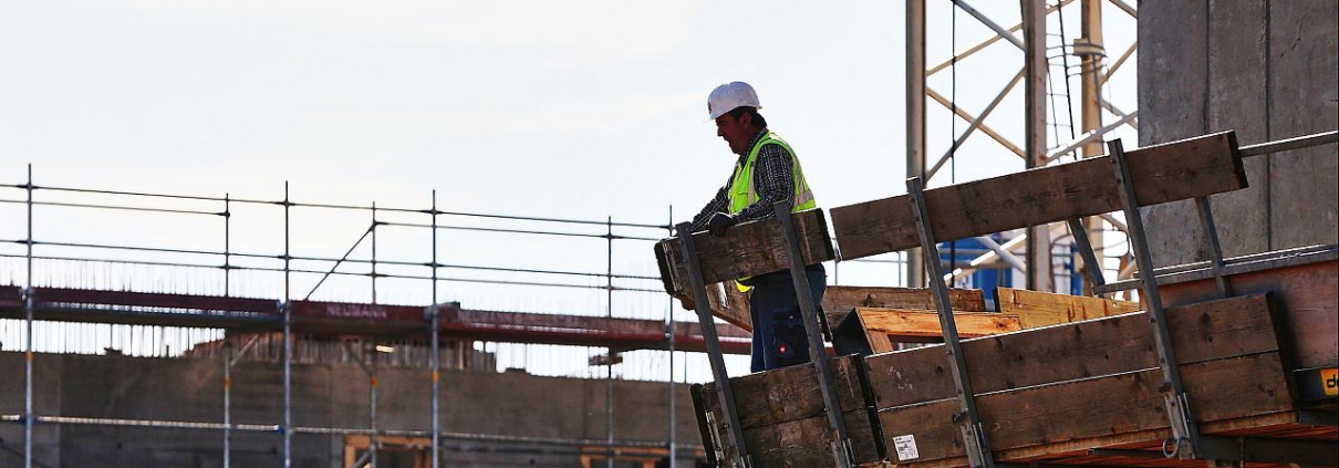 Bauarbeiter auf einer Baustelle (Archiv)