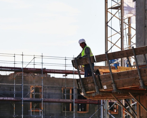 Bauarbeiter auf einer Baustelle (Archiv)