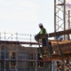 Bauarbeiter auf einer Baustelle (Archiv)