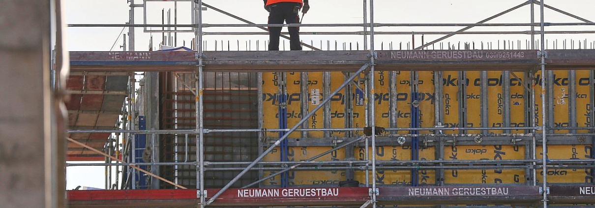 Bauarbeiter auf einer Baustelle (Archiv)