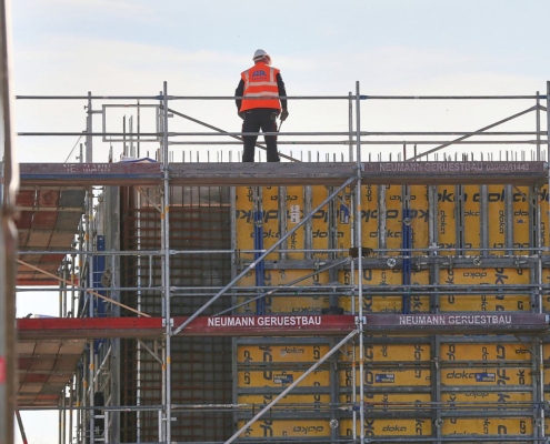 Bauarbeiter auf einer Baustelle (Archiv)