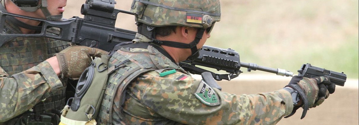 Bundeswehr-Soldat mit Pistole (Archiv)