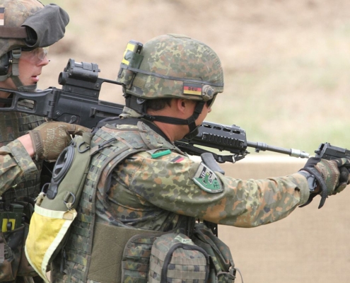 Bundeswehr-Soldat mit Pistole (Archiv)