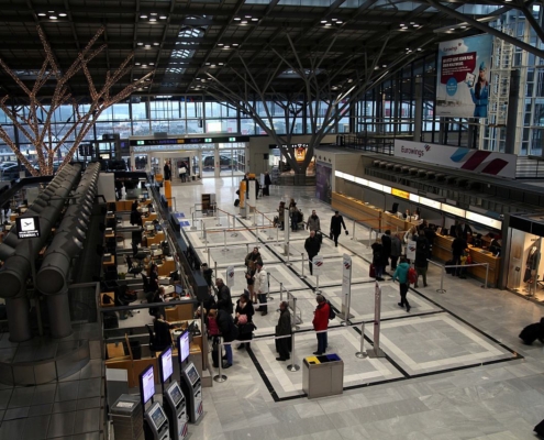 Abfertigungshalle Flughafen Stuttgart (Archiv)