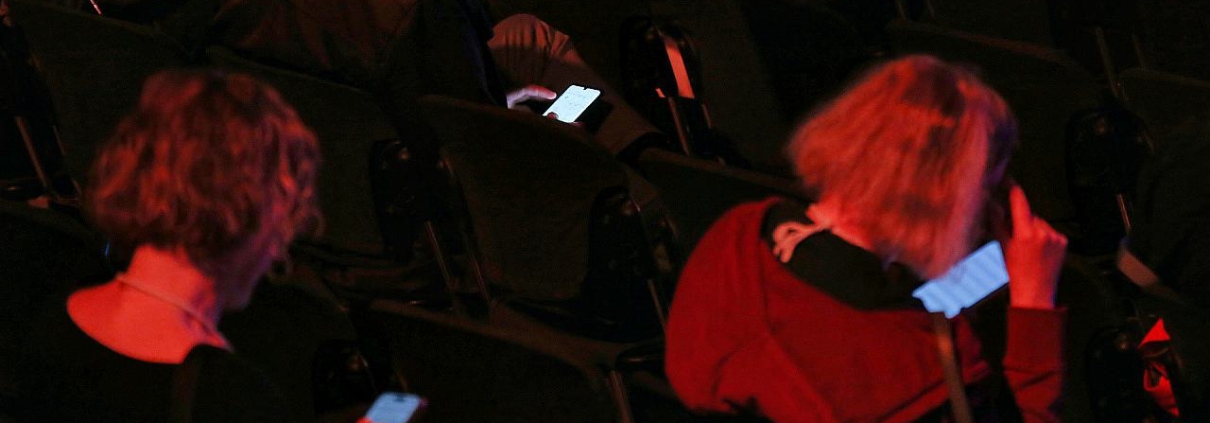 Menschen mit Smartphone in der Hand (Archiv)