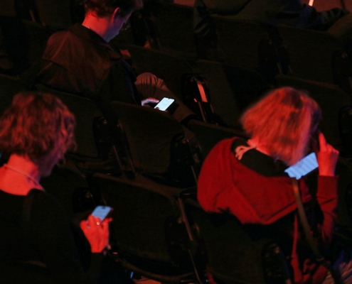 Menschen mit Smartphone in der Hand (Archiv)
