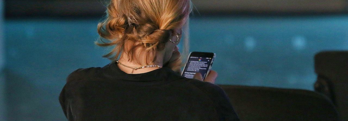 Junge Frau mit Smartphone (Archiv)