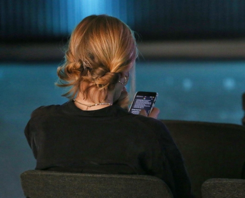 Junge Frau mit Smartphone (Archiv)
