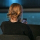 Junge Frau mit Smartphone (Archiv)