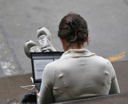 Frau mit Laptop (Archiv)