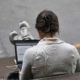 Frau mit Laptop (Archiv)