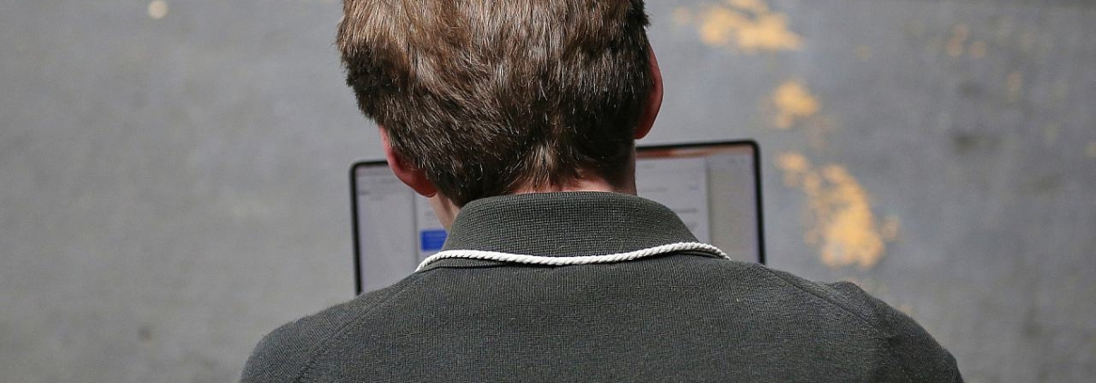 Mann mit Laptop (Archiv)