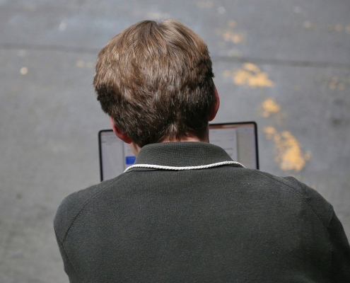 Mann mit Laptop (Archiv)