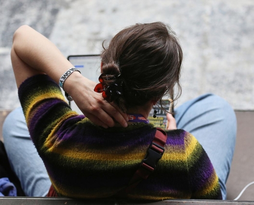 Frau mit Laptop (Archiv)