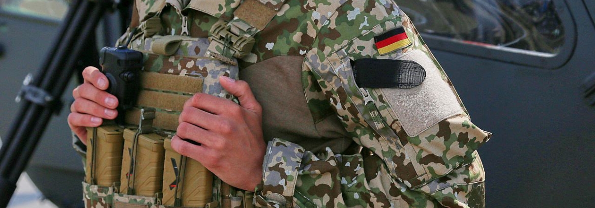 Bundeswehrsoldat in Flecktarnuniform (Archiv)