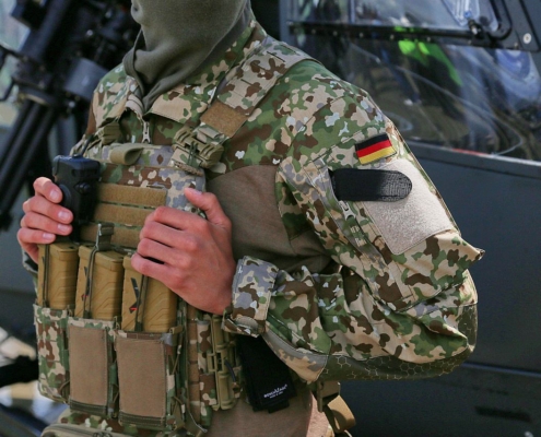 Bundeswehrsoldat in Flecktarnuniform (Archiv)