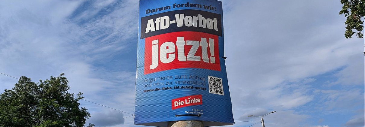Plakat wirbt für AfD-Verbot (Archiv)