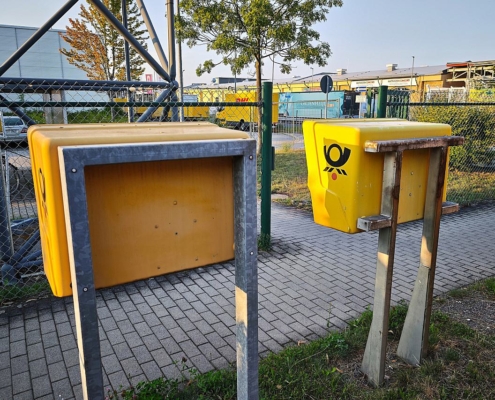 Briefkästen vor Briefzentrum (Archiv)