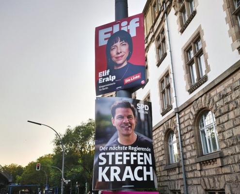 Wahlplakate mit Elif Eralp, Linke, und Steffen Krach, SPD (Archiv)