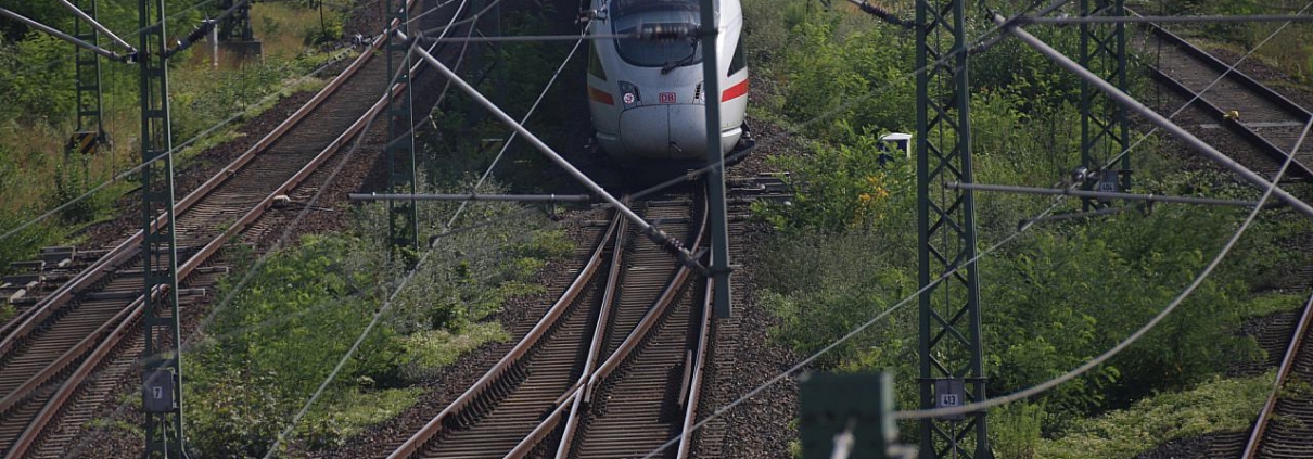 ICE T auf Bahnstrecke (Archiv)
