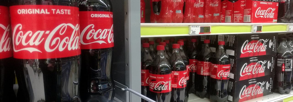 Coca-Cola in einem Supermarktregal (Archiv)