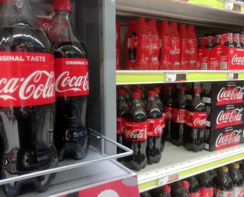 Coca-Cola in einem Supermarktregal (Archiv)