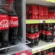 Coca-Cola in einem Supermarktregal (Archiv)