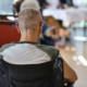 Mann sitzt in einem Rollstuhl im Pflegeheim (Archiv)
