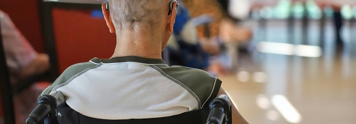 Mann sitzt in einem Rollstuhl im Pflegeheim (Archiv)