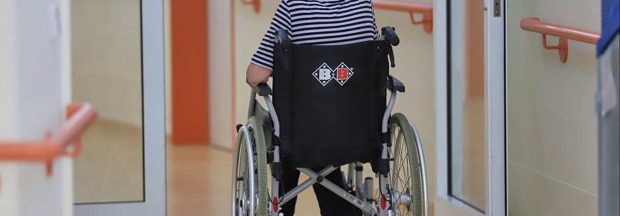 Alte Frau in einem Pflegeheim (Archiv)