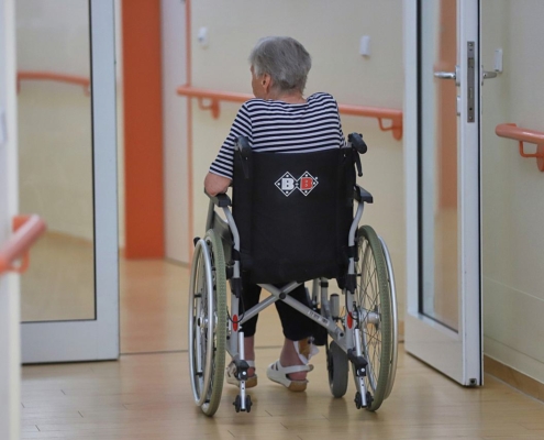 Alte Frau in einem Pflegeheim (Archiv)