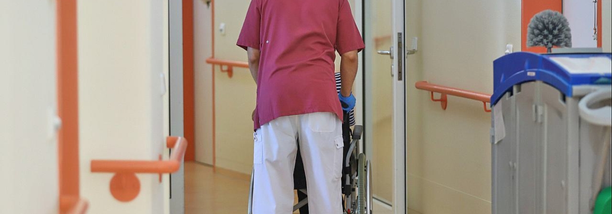 Pfleger im Pflegeheim (Archiv)