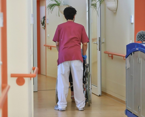 Pfleger im Pflegeheim (Archiv)