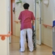 Pfleger im Pflegeheim (Archiv)