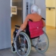Frau sitzt in einem Rollstuhl im Pflegeheim (Archiv)