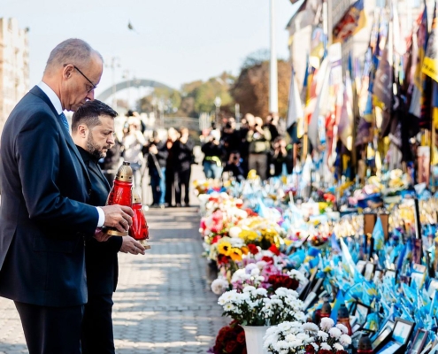 Friedrich Merz und Wolodymyr Selenskyj am 04.10.2026