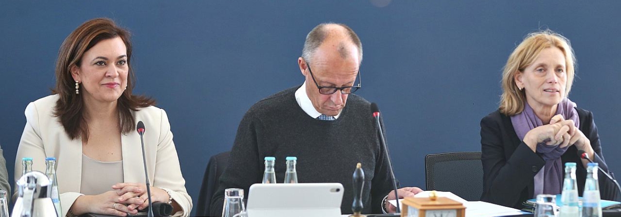 Franziska Hoppermann, Friedrich Merz und Karin Prien am 12.10.2026