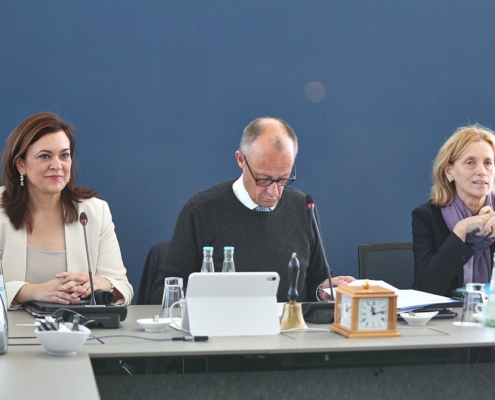 Franziska Hoppermann, Friedrich Merz und Karin Prien am 12.10.2026