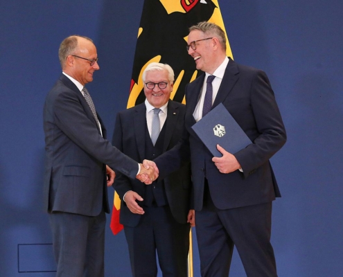 Friedrich Merz, Frank-Walter Steinmeier und Alexander Schweitzer am 13.10.2026