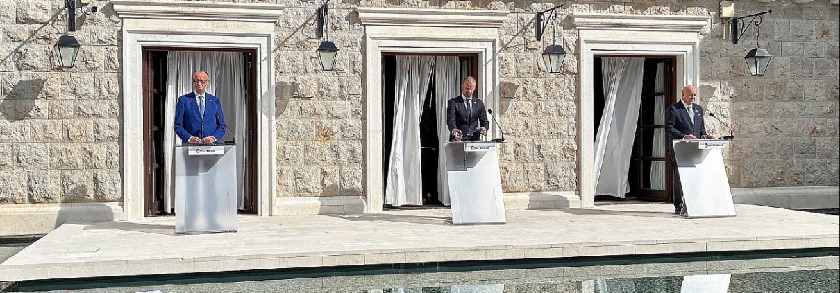 Friedrich Merz, Milojko Spajic und Christian Stockker am 22.10.2026
