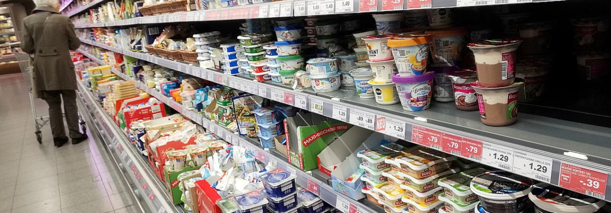 Einkaufsregal in einem Supermarkt (Archiv)