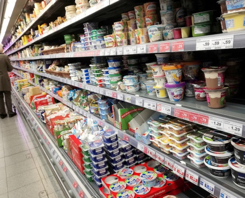 Einkaufsregal in einem Supermarkt (Archiv)