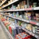 Einkaufsregal in einem Supermarkt (Archiv)