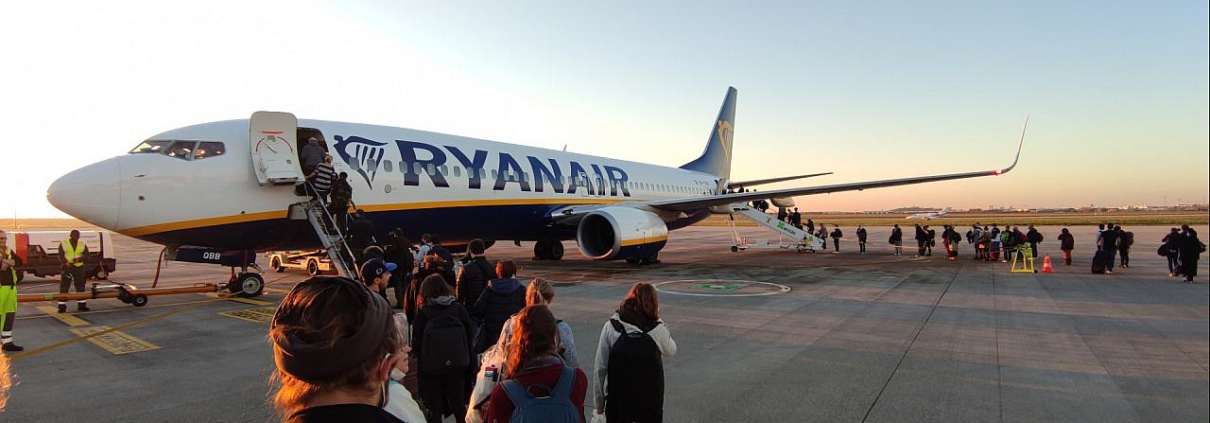 Passagiere laufen über das Rollfeld zu einem Ryanair-Flugzeug (Archiv)