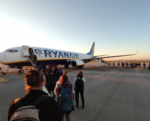 Passagiere laufen über das Rollfeld zu einem Ryanair-Flugzeug (Archiv)