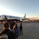 Passagiere laufen über das Rollfeld zu einem Ryanair-Flugzeug (Archiv)