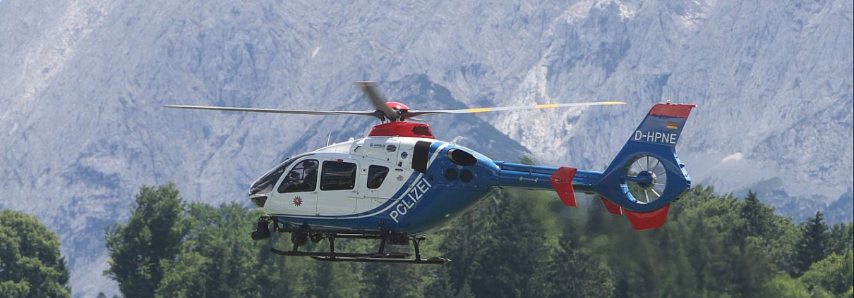 Polizeihubschrauber nahe Schloss Elmau (Archiv)